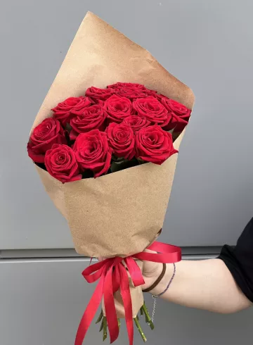 Букет цветов в крафте «Классика которая не подведет» от интернет-магазина цветов в 