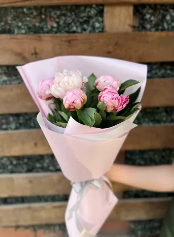 Пионы в упаковке от интернет-магазина цветов в 