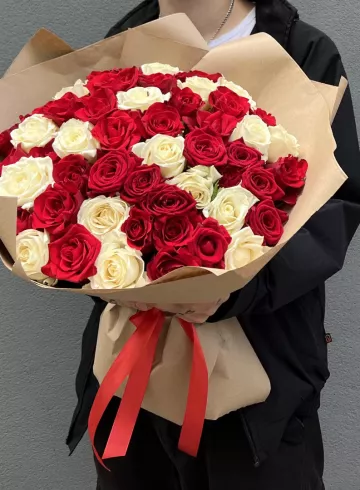 Букет из 51 розы «Люблю» от интернет-магазина цветов в 