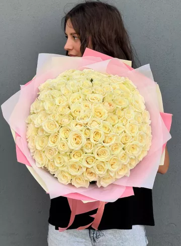 Букет из 101 белой розы «Горячий пирожок» от интернет-магазина цветов в 