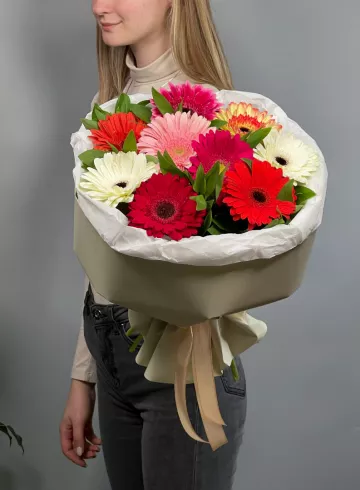 Букет цветов «Классика в современном обрамлении» от интернет-магазина цветов в 