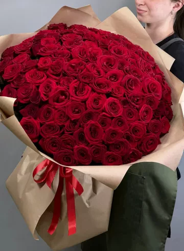 Монобукет «101 восхитительная роза в красном» от интернет-магазина цветов в 