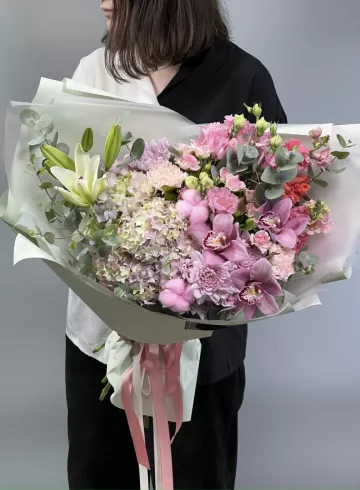 Авторский букет «Представительный» от интернет-магазина цветов в 