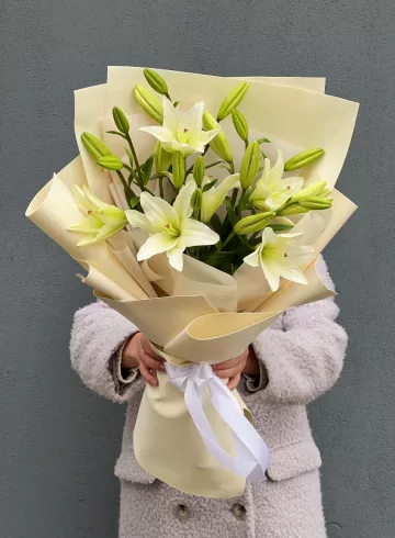 Букет из белых лилий от интернет-магазина цветов в 