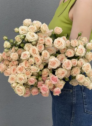 1 ветка кустовой розы Яна от интернет-магазина цветов в 