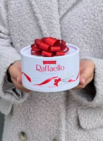 Конфеты в круглой коробке &laquo;Raffaello&raquo; от интернет-магазина цветов в 