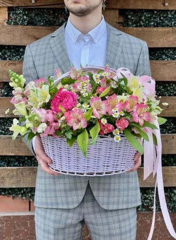 Роскошное лукошко от интернет-магазина цветов в 