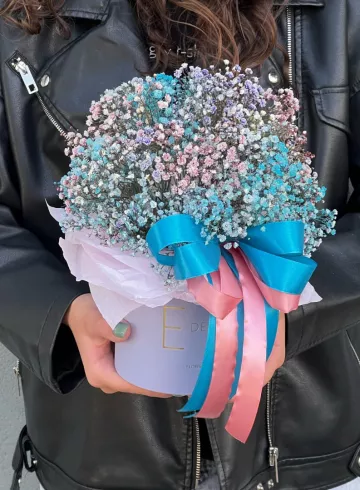 Букет в коробке «Стойкий» от интернет-магазина цветов в 