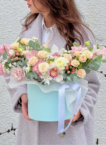 Букет в коробке «Ты – праздник!» от интернет-магазина цветов в 