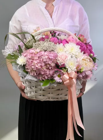 Корзина с цветами «Моей замечательной» от интернет-магазина цветов в 