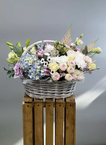 Корзина с цветами «Голубка» от интернет-магазина цветов в 