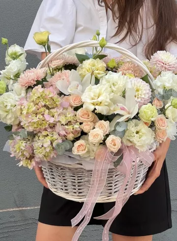 Букет цветов в корзине «Пусть ее руки задрожат» от интернет-магазина цветов в 