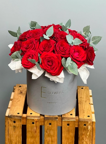 Композиция из роз «21 красная роза в коробке» от интернет-магазина цветов в 