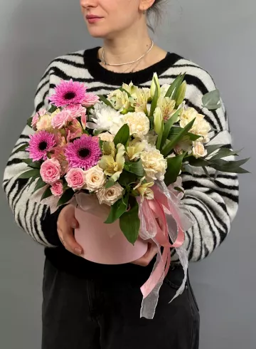 Букет в шляпной коробке «Нетипичный» от интернет-магазина цветов в 