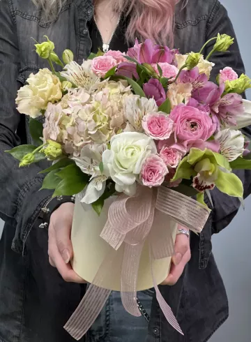 Букет цветов в коробке «По-весеннему» от интернет-магазина цветов в 