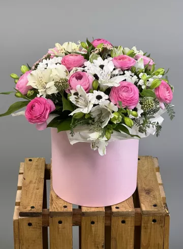 Букет цветов в коробке «Потому что ты красивая» от интернет-магазина цветов в 