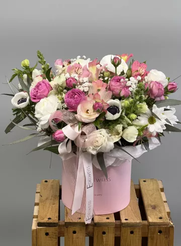 Букет цветов в коробке «Ты делаешь меня лучше» от интернет-магазина цветов в 