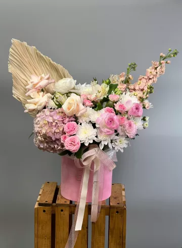 Букет цветов в коробке «Необычное для необыкновенной» от интернет-магазина цветов в 