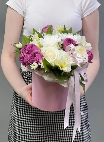 Букет цветов в коробке «Очаровательной» от интернет-магазина цветов в 