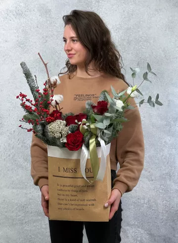 Сумочка с цветами «Подарки я принес» от интернет-магазина цветов в 