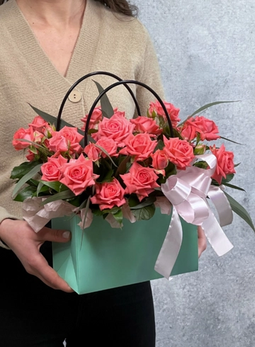 Букет цветов в сумочке «Мания Барбадоса» от интернет-магазина цветов в 