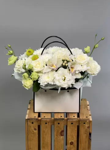 Букет цветов в коробке «Ты вся из света» от интернет-магазина цветов в 