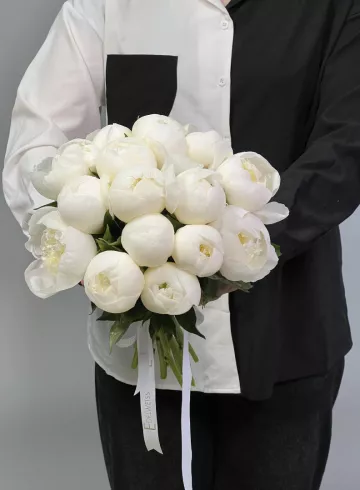 Белоснежный и ароматный букет из 15 пионов от интернет-магазина цветов в 