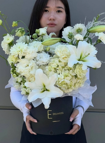 Цветы в коробке «Пышный белый» от интернет-магазина цветов в 