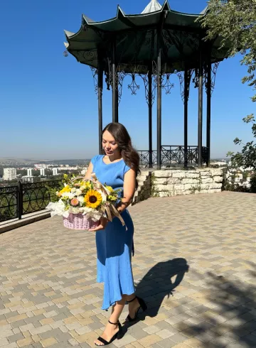 Авторская корзина «Поднимемся до Китайской?» от интернет-магазина цветов в 