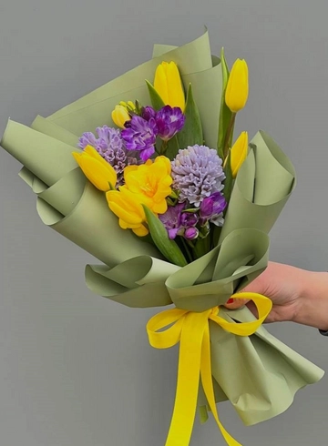 Авторский букет Весенние контрасты  от интернет-магазина цветов в 
