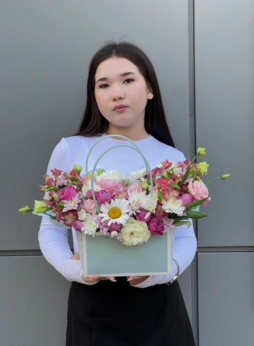 Цветочная композиция «Цветущий презент» от интернет-магазина цветов в 