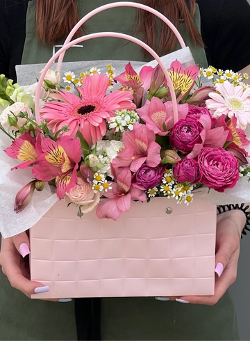 Композиция в сумочке «Розовый бум» от интернет-магазина цветов в 