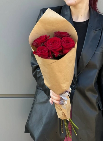 5 красных роз в крафте от интернет-магазина цветов в 