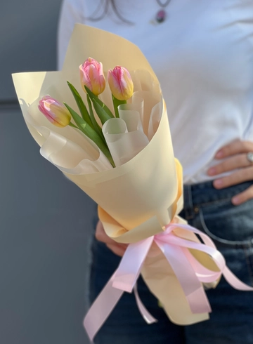 3 розовых тюльпана от интернет-магазина цветов в 