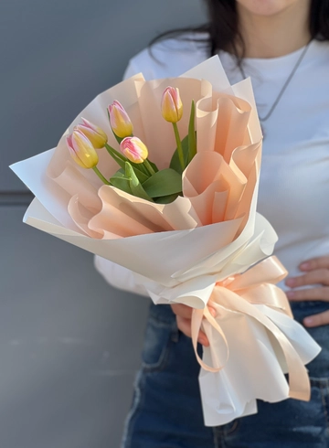 5 розовых тюльпанов от интернет-магазина цветов в 