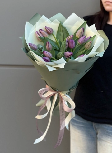 15 фиолетовых тюльпанов от интернет-магазина цветов в 