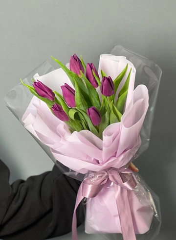 Монобукет из 7 фиолетовых тюльпанов от интернет-магазина цветов в 