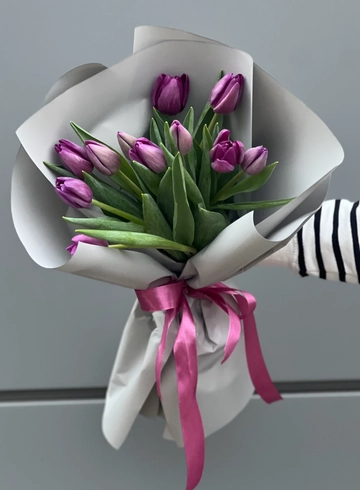 11 фиолетовых тюльпанов от интернет-магазина цветов в 