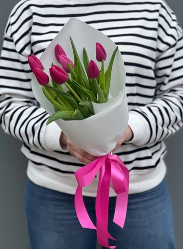 7 ярко-розовых тюльпанов от интернет-магазина цветов в 