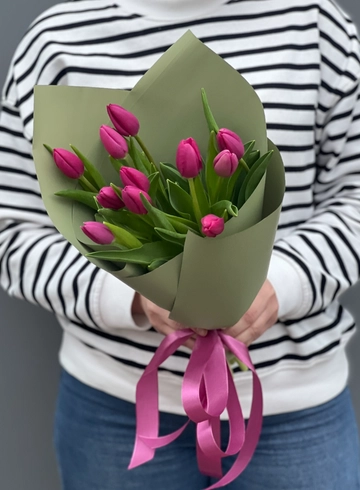 11 ярко-розовых тюльпанов от интернет-магазина цветов в 