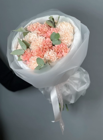 Монобукет с нежными гвоздиками и эвкалиптом от интернет-магазина цветов в 