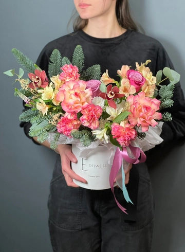 Цветы в коробке «Розовая новогодняя» от интернет-магазина цветов в 