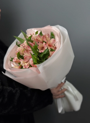 Букет с нежно-розовой альстромерией  от интернет-магазина цветов в 