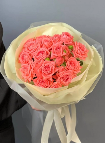 Монобукет из 5 веток кустовой розы барбадос от интернет-магазина цветов в 