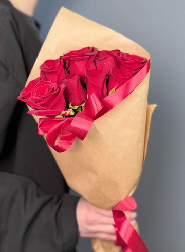 Монобукет из 9 красных роз в крафте от интернет-магазина цветов в 