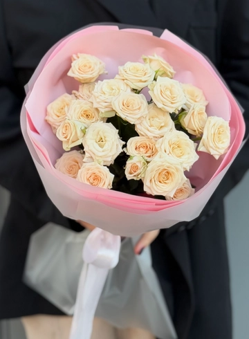 Монобукет из 5 веток кремовой кустовой розы Таня от интернет-магазина цветов в 