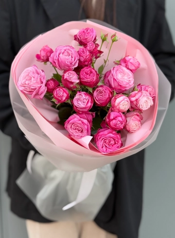 Монобукет из 7 веток пионовидной кустовой розы Леди Бомбастик от интернет-магазина цветов в 