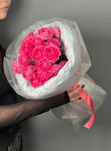 Монобукет из 7 веток ярко-розовой кустовой розы Пинк Дедикейшн от интернет-магазина цветов в 