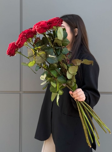 11 высоких красных роз под ленту от интернет-магазина цветов в 