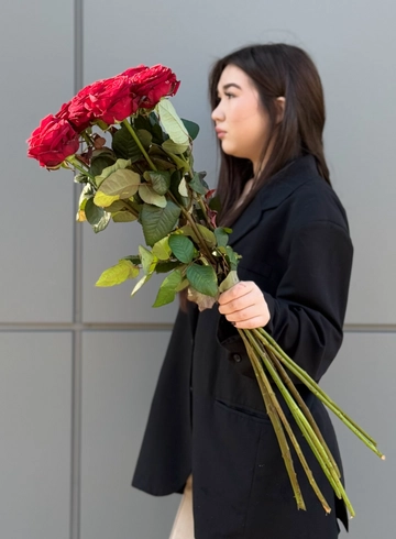 9 высоких красных роз под ленту от интернет-магазина цветов в 